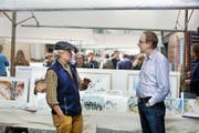 Austausch unter Künstlern: Konrad Abegg (links) und Theo Zihlmann fanden gestern Zeit für einen Schwatz. (Bild Corinne Glanzmann)