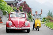 Freuen sich auf «Oldtimer in Obwalden»: Beat Rohrer auf der Vespa und Anna Rohrer mit Rino und Céline im Käfer-Cabrio. (Bild Corinne Glanzmann)