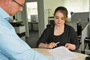 Bianca Lanz berät sich mit Mitarbeiter Roger Eichenberger. (Bild: Matthias Piazza (Stans, 13. Juli 2017))