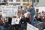 Demo der Kantonsschüler Obwalden. Die Kantonsschüler Sarnen wollen ein neues Schulhaus und nicht wie geplant eine Sanierung des Gebäudes. Rund 400 Schüler sind am 06. November 2007 an der Demo in Sarnen unterwegs. (Neue OZ/Corinne Glanzmann) (Bild: Corinne Glanzmann)