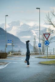 Ein Polizist der Luzerner Polizei macht beim Kreisel Hinterbach in Horw einen Handstand. Das Bild wurde am 3. Februar 2017 nachgestellt in Anlehnung einer Fotografie des Nidwaldner Polizeifotografen Arnold Odermatt. (Bild: Pius Amrein (LZ))