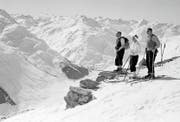 Skifahrergruppe im Gebiet Nätschen-Gütsch. Die Alltagskleidung hatte anfänglich auch fürs Skifahren zu dienen. Die sportliche Betätigung brachte den Frauen dann bald die Hose, die sich im Alltag jedoch erst in den 1960er-Jahren durchzusetzen begann. (Bild: Jean Haemisgger (Staatsarchiv Uri, Bilddokumente 128.13-BI-34379).)