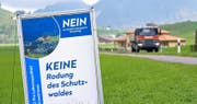 Gegner wehren sich mit Plakaten gegen die «Rodung des Schutzwaldes». Bild: Richard Greuter (Ennetmoos, 4. Oktober 2016)