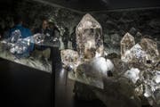Besucher schauen in die Vitrine mit den Kristallen vom Planggenstock im Bunker Sasso San Gottardo auf dem Gotthardpass, (Bild: Photopress / Samuel Golay)