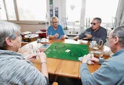 Brigitte Ambühl, Sonja Muff, Josef Affentranger und Hans Ambühl (von links) jassen gern. (Bild: Stefan Kaiser (Cham, 17. Januar 2018))