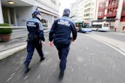 Polizeiassistenten patrouillieren am Bahnhof Zug. (Bild Stefan Kaiser)
