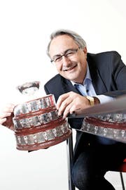 Bruno Waller hält ein Bild des Pokals in die Kamera, der am Mittwoch in Zug zu sehen ist. (Bild Stefan Kaiser)