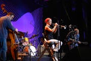 Sie spielten gestern Abend in Willisau: die Trompeterin Hilaria Kramer und ihre Musiker von La Suite beim Eröffnungskonzert. (Bild: Keystone/Sigi Tischler)