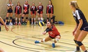 Die Volleya Obwalden, hier Libera Lena Krummenacher in der Partie gegen Volley Luzern, spielte eine äusserst erfolgreiche Qualifikationsrunde mit acht Siegen. (Bild: Roger Grütter (Luzern, 11. November 2017))