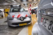 Getestet wird die Parkjsünder-Jagd per Scanner in Genf mit einem Fahrzeug aus Holland. (Bild: Keystone/Jean-Christophe Bott)