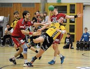 Altdorfs Kreisläufer Yannick Drollinger (am Ball) bewies gegen Endingen viel Durchsetzungsvermögen. (Bild: Urs Hanhart (Altdorf, 18. März 2017))