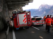 Die Spurensicherung der Polizei, unterstützt durch die Feuerwehr. (Bild: Geri Holdener)