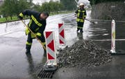 Geröll kam von der Dorfbachstrasse herab. (Bild: Geri Holdener, Bote der Urschweiz)