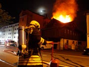 Ein Hydrant wird angezapft. (Bild: Geri Holdener)