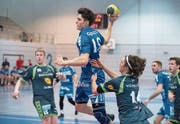 Basil Gnos (am Ball) trägt fünf Tore zum Sieg der SG Pilatus gegen Muotathal (rechts Jan Roos) bei. (Bild: Boris Bürgisser (Luzern, 3. März 2018))