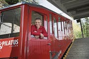Betriebsleiter Ueli Wallimann in einem der angejahrten Triebwagen der Pilatus-Zahnradbahn. (Bild: Corinne Glanzmann (Alpnachstad, 12. April 2017))