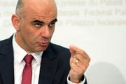 Bundesrat Alain Berset an der Medienkonferenz zu den Krankenkassenprämien. (Bild: Keystone / Peter Schneider)