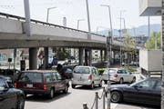 Von der Hardbrücke ist die junge Frau in die Tiefe gestürzt. (Bild: Keystone)