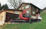 Die neue Garage steht, das Pistenfahrzeug wurde geliefert, jetzt fehlt auf dem Ratzi nur noch genügend Schnee. (Bild: PD (Ratzi, Oktober 2017))