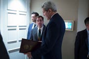 "Das war keine leichte Entscheidung", betonte der Sprecher des State Department, John Kirby. Hier im Gespräch mit US-Aussenminister John Kerry (rechts). (Bild: AP)