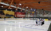 Spannung in den letzten Minuten vor Spielbeginn. (Bild: Erhard Gick, Bote der Urschweiz)