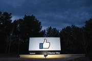 Am Eingang zu Facebooks Hauptsitz in Menlo Park in Kalifornien zeigt der Daumen, das Symbol für das soziale Netzwerk, nach oben. Intern dürfte die Stimmung derzeit eine ganz andere sein. (Bild: Josh Edelson/AFP (21. März 2018))