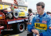 German Formula One driver Michael Schumacher passes his damaged F1 Benetton Renault car as it is towed away after the car spun out during a free time practice session in Imola, Italy on April 29, 1995 before the San Marino Grand Prix the following Sunday. (AP Photo/Luca Bruno) (Bild: Luca Bruno / AP / Keystone (Imola, 29. April 1995))