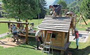 Die Mitglieder der CVP legten sich beim Neuanstrich auf dem Spielplatz Jagdmatt mächtig ins Zeug. (Bild: Paul Gwerder (Erstfeld, 17. Juni 2017))