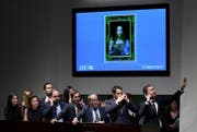 Das Gemälde «Salvator Mundi» (Bildschirm) wurde für 450 Millionen Dollar versteigert. (Bild: EPA)
