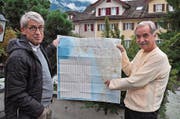 Projektleiter Kari Kiser (rechts) zeigt mit Präsident Toni Durrer auf der Karte den Standort des neuen Zentrums. (Bild: Birgit Scheidegger)