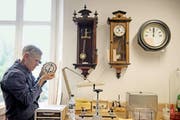 Uhrmacher Martin Kamber in seinem Uhrenatelier: «Eine historische Uhr wieder zum Leben zu erwecken, beseelt», sagt er.Bild: Corinne Glanzmann (Beckenried, 21. September 2016)