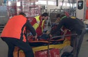 Medizinische Erstversorgung nach einem Skiunfall. (Bild: Tele1)