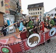 Der Wagenumzug in Altdorf: ein Höhepunkt der Urner Fasnacht. Bild: Urs Hanhart (Altdorf, 8. Februar 2016)