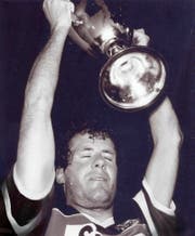 Der einzige Luzerner Meistercaptain: Roger Wehrli stemmt am 10. Juni 1989 den Pokal in die Höhe. (Archivbild FCL)