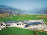Auf drei Hallen der Firma Fanger steht die jüngste Anlage der Alpnach-Sonnenstrom AG. (Bild: BE Netz AG/PD)