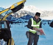 Dieses Bild gehört bald der Vergangenheit an: Der 60-jährige Mike Gisler verteilt auf dem Haldi oberhalb von Schattdorf mit dem gelben Fiat Panda von Haus zu Haus die Post. (Bild: Urs Hanhart (12. Februar 2015))