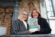 Heidy Greco-Kaufmann (links) und Elke Huwiler mit ihrem neuen Buch zu Bruder Klaus. (Bild: Romano Cuonz (Sachseln, 9.November 2017))