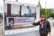 Fotograf Demir Sönmez vor dem Bild, welches Erdogan verbieten will. (Bild: Keystone / Salvatore di Nolfi)