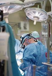 Beim Einsetzen von Stents ist die metallene Variante aktuell wieder konkurrenzlos. (Bild: Gaetan Bally/Keystone)
