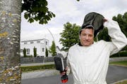 Mit Schutzanzug und Giftspritze geht Marcel Fuhrer gegen Wespen vor. (Bild Werner Schelbert)
