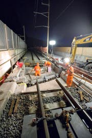 Die Dehnfugenübergänge sind die «Knautschzone» der Achereggbrücke. Der Stahlträger im Zwischenraum ist bereits ersetzt. Nun werden die Stahlarmierungen für die Betonarbeiten eingezogen. (Bild Roger Zbinden)