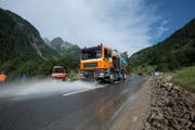 Mit schwerem Fahrzeug wird die Strasse gereinigt. (Bild: Peter Lienert (Husen im Meiental, 19. Juli 2017))