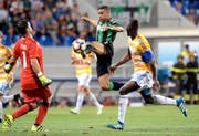 Hier kann die FCL-Abwehr mit Goalie David Zibung (links) gegen Sassuolos Gregoire Defrel klären. Rechts: Sally Sarr wäre zu spät dran gewesen. (Bild: EQ/Sabattini)