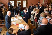 Präsidentschaftskandidat Manuel Macron bei der Stimmabgabe im nordfranzösischen Le Touquet. (Bild: EPA)