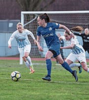Géraldine Reuteler, die FCL-Offensivkraft, versucht die Zürcherinnen unter Druck zu setzen. (Bild: Manuela Jans-Koch (Luzern, 24. März 2018))