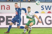 Der Luzerner Silvan Sidler, links, im Spiel gegen den St. Galler Nassim Ben Khalifa, rechts, beim Super League Meisterschaftsspiel zwischen dem FC Luzern und dem FC St. Gallen am Sonntag, 5. November 2017, in der Swissporarena in Luzern. (KEYSTONE/Alexandra Wey) (Bild: Alexandra Wey / Keystone (Luzern, 5. November 2017))