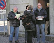 Landammann-Wahl. Die Resultate wurden intensiv studiert (Bild: Urs Hanhart (Altdorf, 4. März 2018))