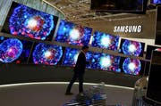 Bildschirme von Samsung an der Funkausstellung in Berlin. (Bild: Epa / Wolfgang Kumm)