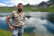 Gusti Berchtold ist für die Fischerei in den drei Bergseen auf der Frutt verantwortlich. (Bild: Romano Cuonz, Obwaldner Zeitung / Melchsee-Frutt, 26. Juni 2017)