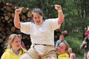 Maria Zahner freut sich über ihren ersten Kranzfestsieg. (Bild: Paul Gwerder (Göschenen, 15. Juli 2017))